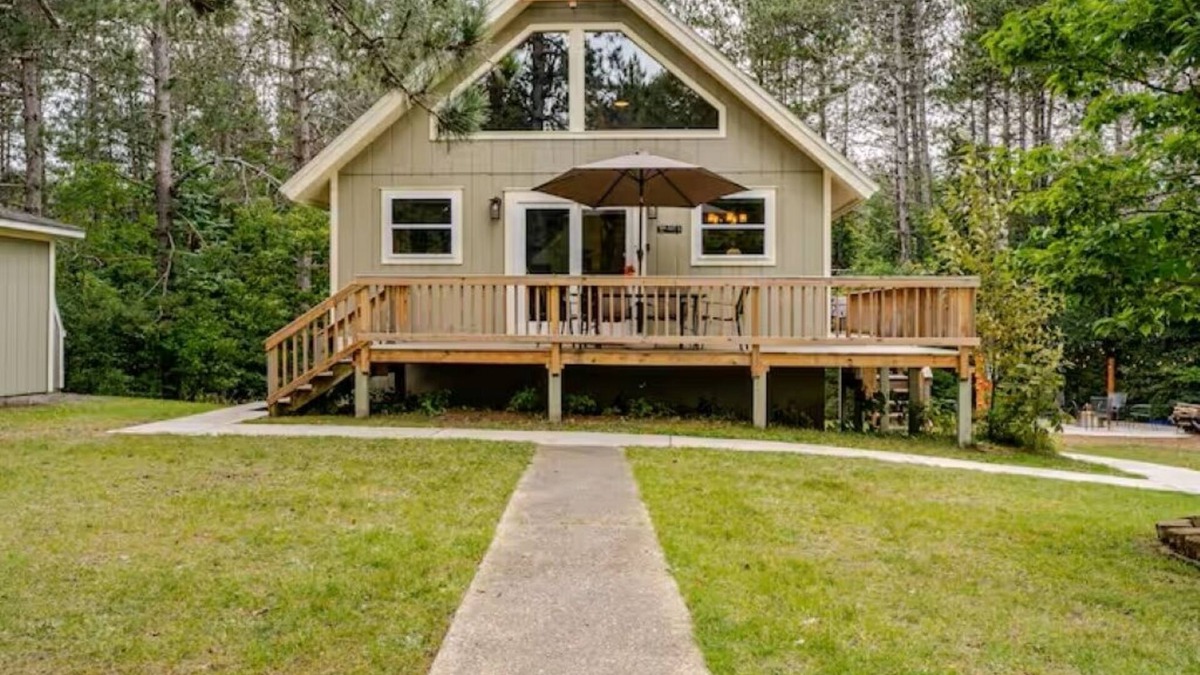 Williamsburg Cabin | Cozy Chalet in the Heart of Northern Michigan