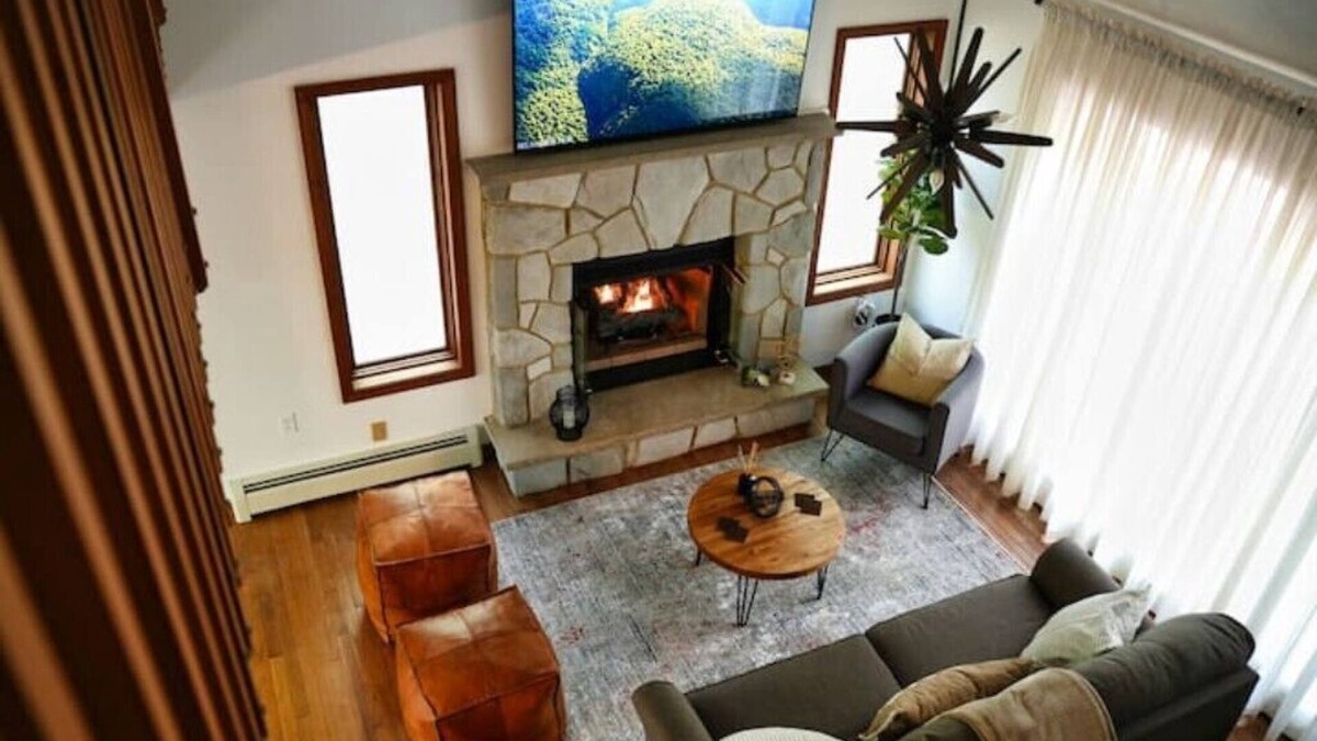East Stroudsburg House | Cozy Chalet in the Mountainsnn