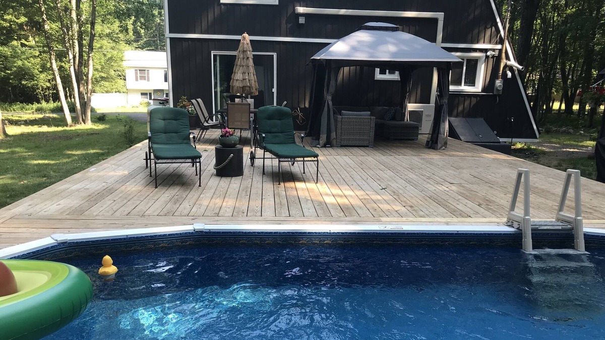 Pocono Summit House | Cozy Chalet is in a great location close to all stores and gas stations( Rt 940)