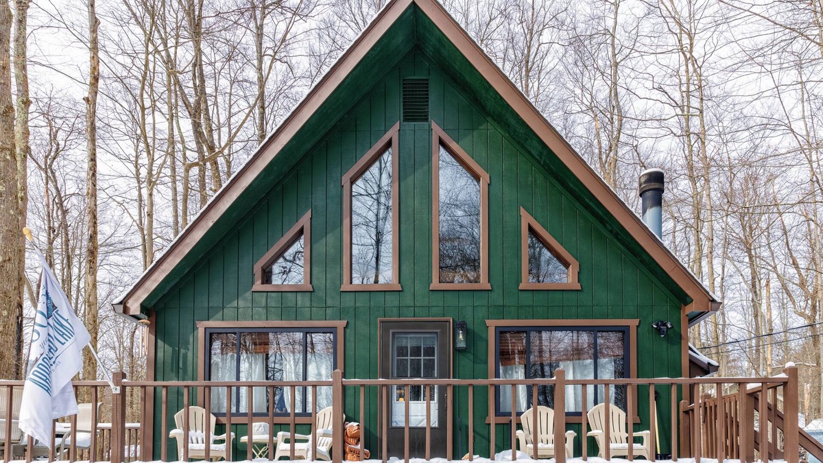 Pocono Lake Ski Chalet | Cozy Chalet Nestled in the Woods by Arrowhead Lake