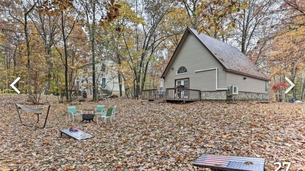 East Stroudsburg Ski Chalet | Cozy Chalet on the lake
