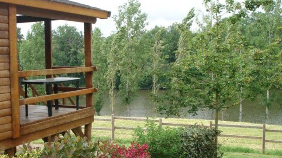 Naucelle Ski Chalet | Cozy Chalet - Pond View with Terrace