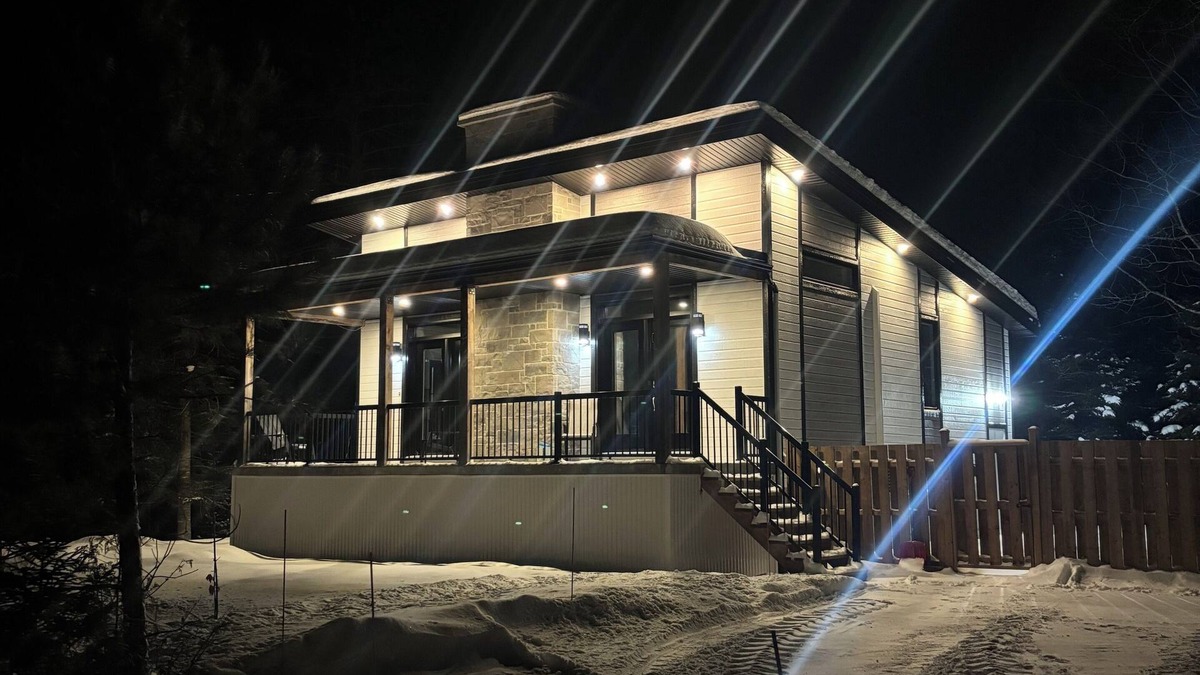 Chertsey Ski Chalet | Cozy Chalet w/Spa