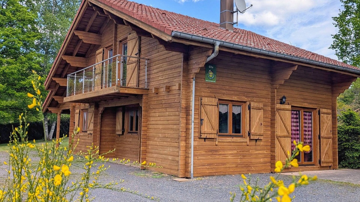 Taintrux Cottage | Cozy chalet with fireplace in Taintrux