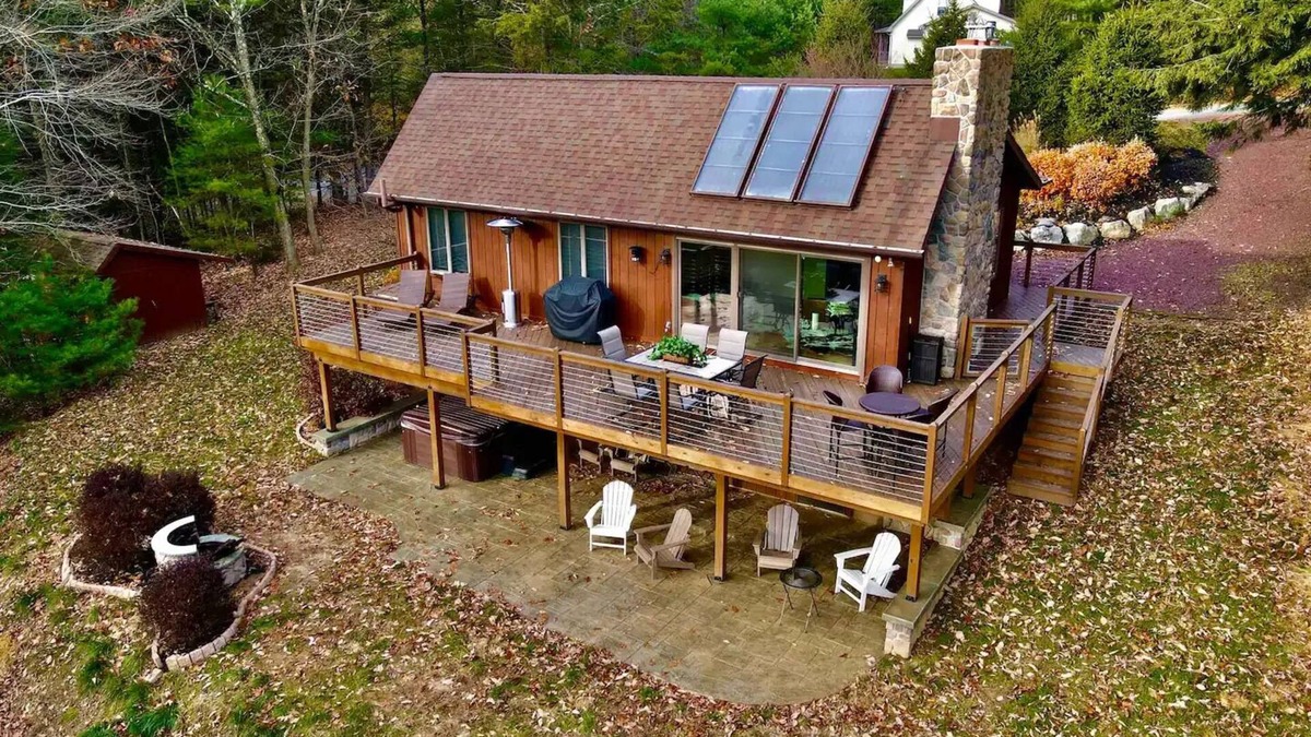Aquashicola Ski Chalet | Cozy chalet with hot tub and ski resort viewnn