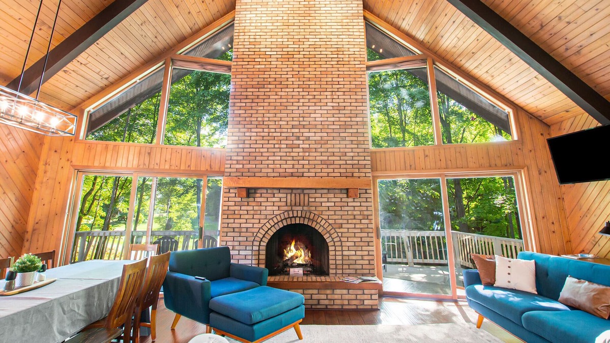 Canadian Lakes Ski Chalet | Cozy Chalet with Private Hot Tub