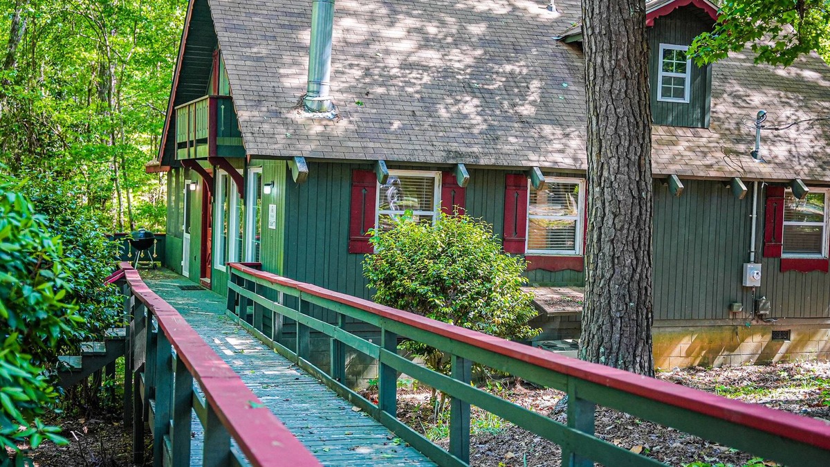 Pine Mountain Ski Chalet | Cozy chalet with screened in porch just miles from Wild Animal Safari