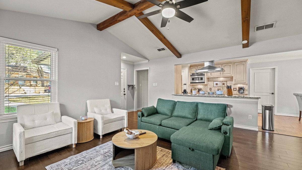 Denton House | Cozy & Charming l UNT/Downtown l Game Room l Parking l Large Yard
