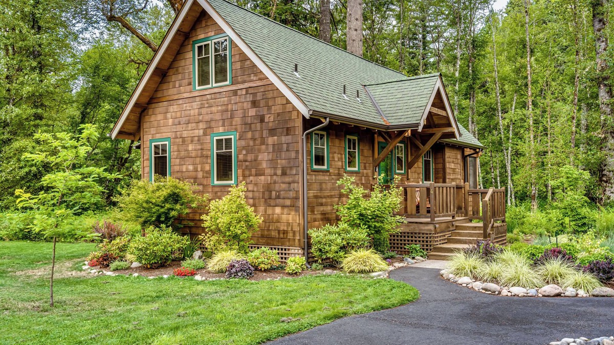 McKenzie Bridge Cabin | Cozy, charming McKenzie River front 2-bedroom cabin in McKenzie Bridge,