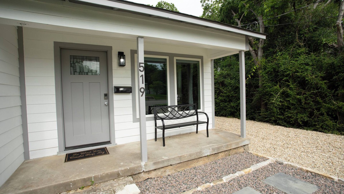 Denton House | Cozy, charming, stylish and natural wooded backyard close to UNT.