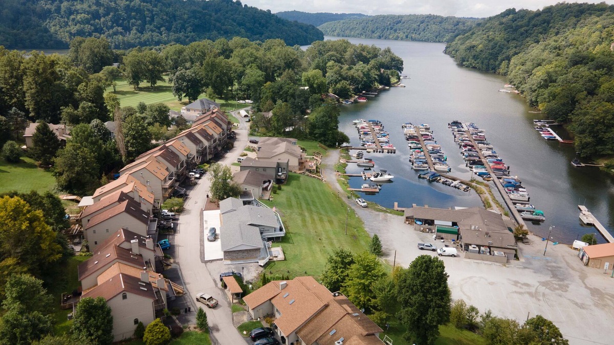 Cheat Lake House | Cozy Cheat Lake Townhome 10 min from Morgantown