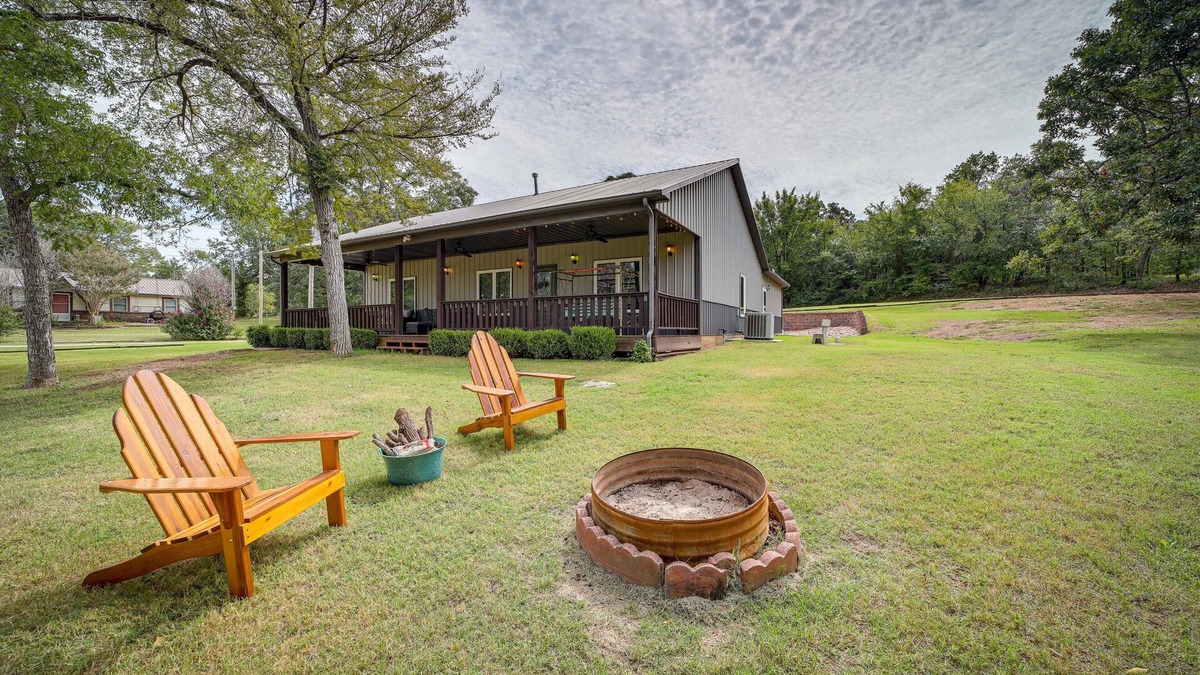 Checotah House | Cozy Checotah Retreat w/Deck Near Eufaula Lake