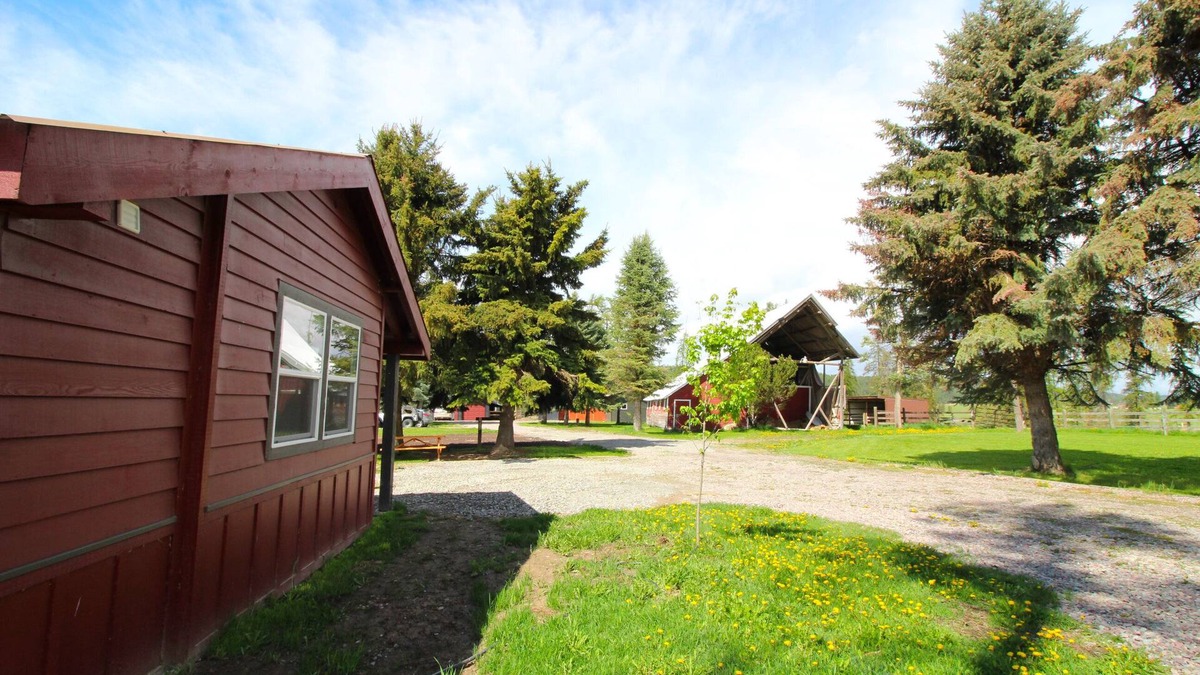 Whitefish Cabin | Cozy cheerful cabin in great location