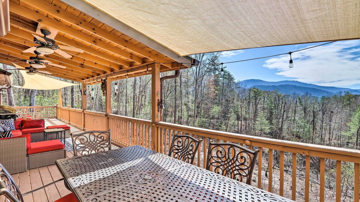 Hidden Lake Cabin | Cozy Cherry Log Cabin ~ 10 Mi to Mercier Orchards