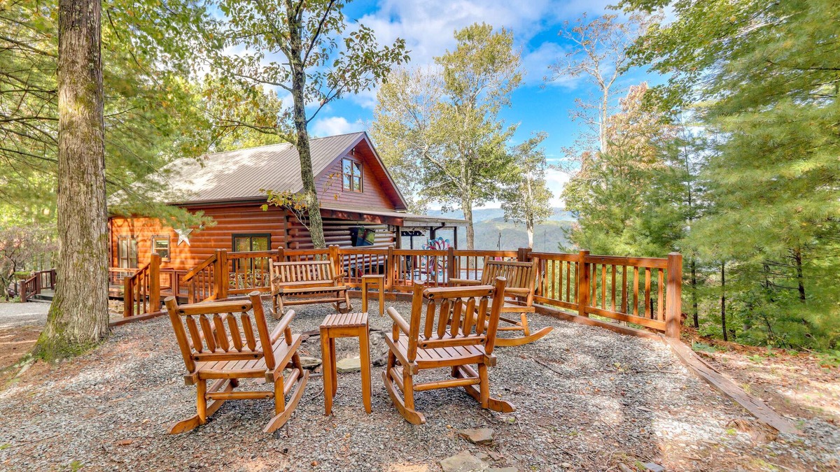 Hidden Lake Cabin | Cozy Cherry Log Cabin w/Hot Tub & Mountain Views!