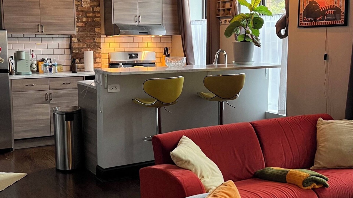 Pilsen Apartment | Cozy & Chic 2BR Loft on 18th St in Chicago