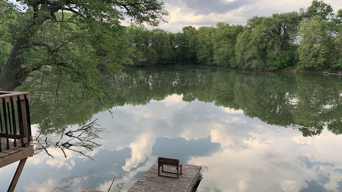 Independence House | Cozy Chic Cabin on Private 10-acre Lake.