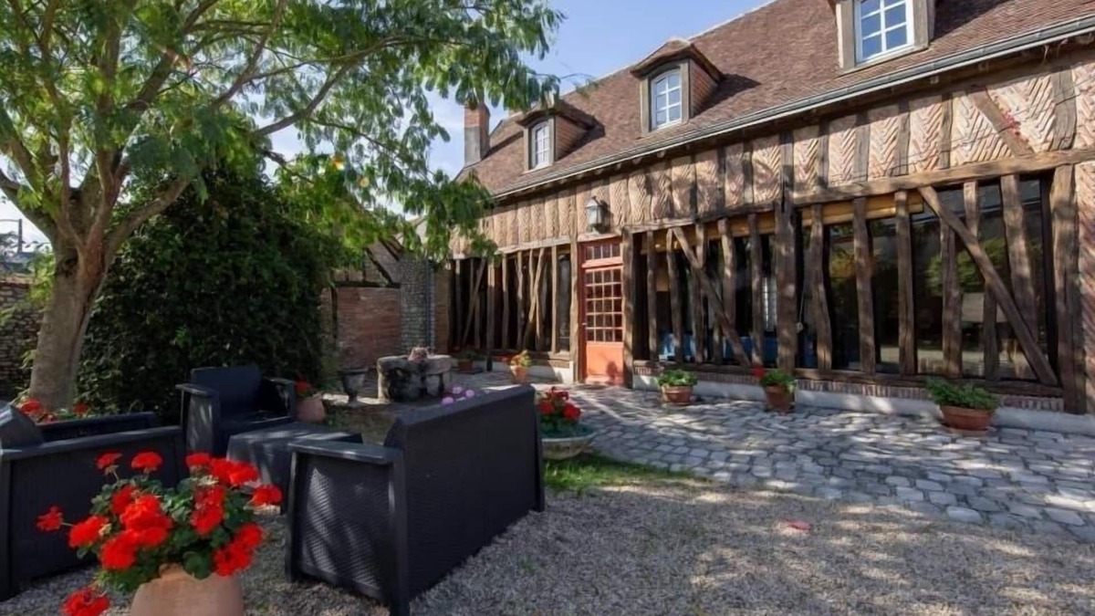Bellegarde-du-Loiret Cottage | Cozy City Cottage with Garden, Fireplace & Ping-Pong near Bellegarde Château