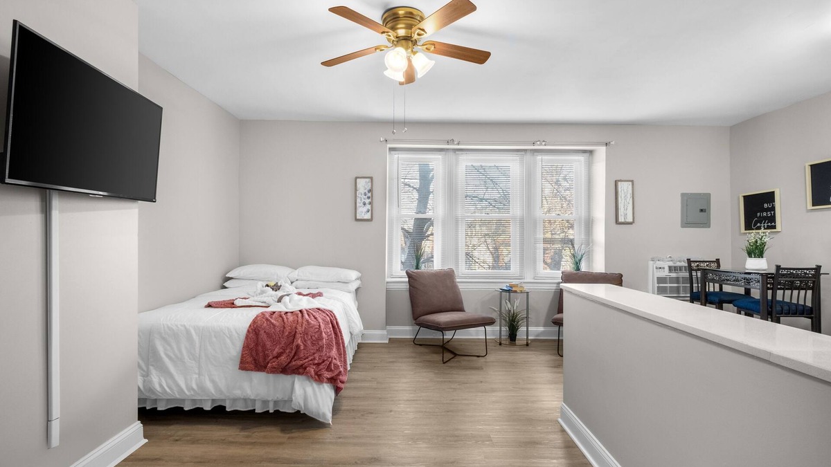 Spruce Hill Apartment | Cozy City View Apartment