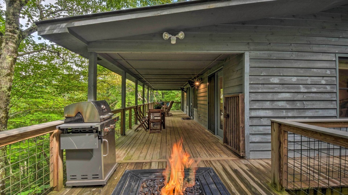 Clayton Cabin | Cozy Clayton Cabin w/Deck & Mountain Views!