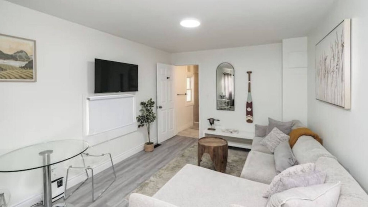 East Windsor Apartment | Cozy, Clean & Bright Suite