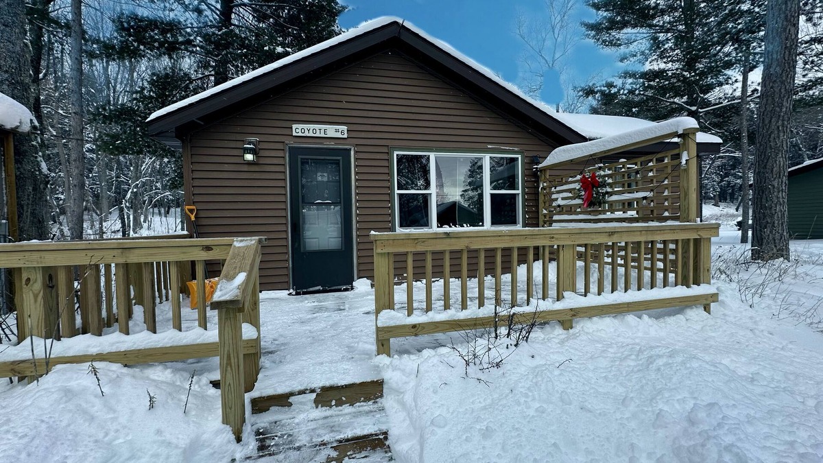 Au Train Cabin | Cozy, clean cabin! Snowmobile, Ice fishing, ice climb, Eben Ice caves! Parking