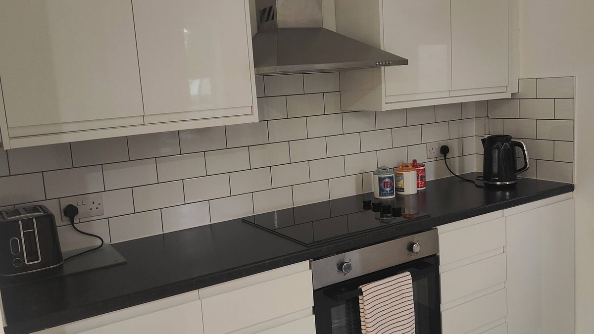 Stanwell House | Cozy & Clean House Near Heathrow. Nightly Rate is Per Room
