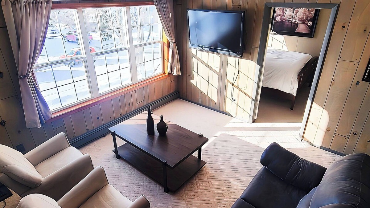 Escanaba Apartment | Cozy & Clean Loft Near Lake Michigan – Ideal for Work & Play!
