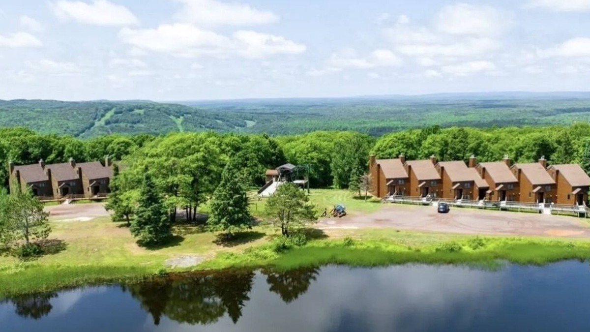 Wakefield Condo | Cozy, Clean, & Quiet 2B/2B Ski In/Ski Out Condo w/Hot Tub!
