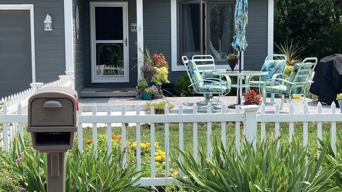 Council Bluffs House | Cozy, Clean & Quiet. Home in the Hills. Close to DT Omaha; Market; Zoo; Gardens