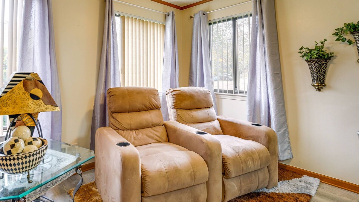 Clinton Township Condo | Cozy Clinton Township Condo: 3 Mi to Anchor Bay!