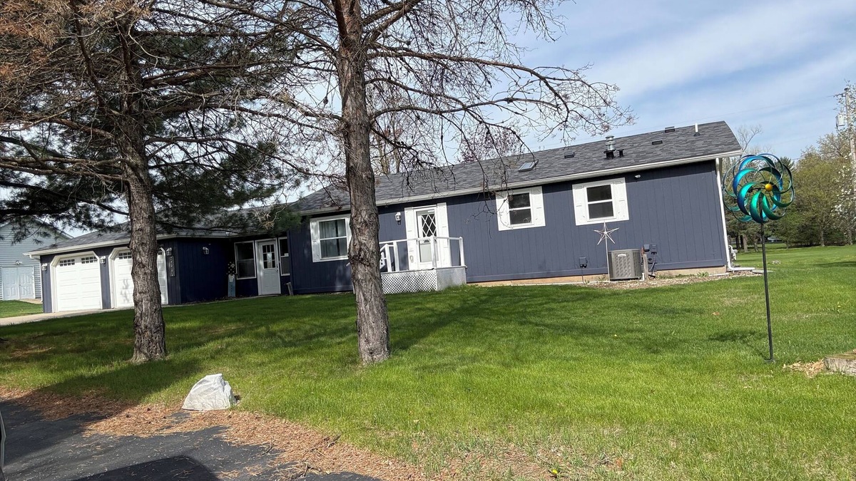Decorah House | Cozy Clubhouse - with Scenic golf course views.