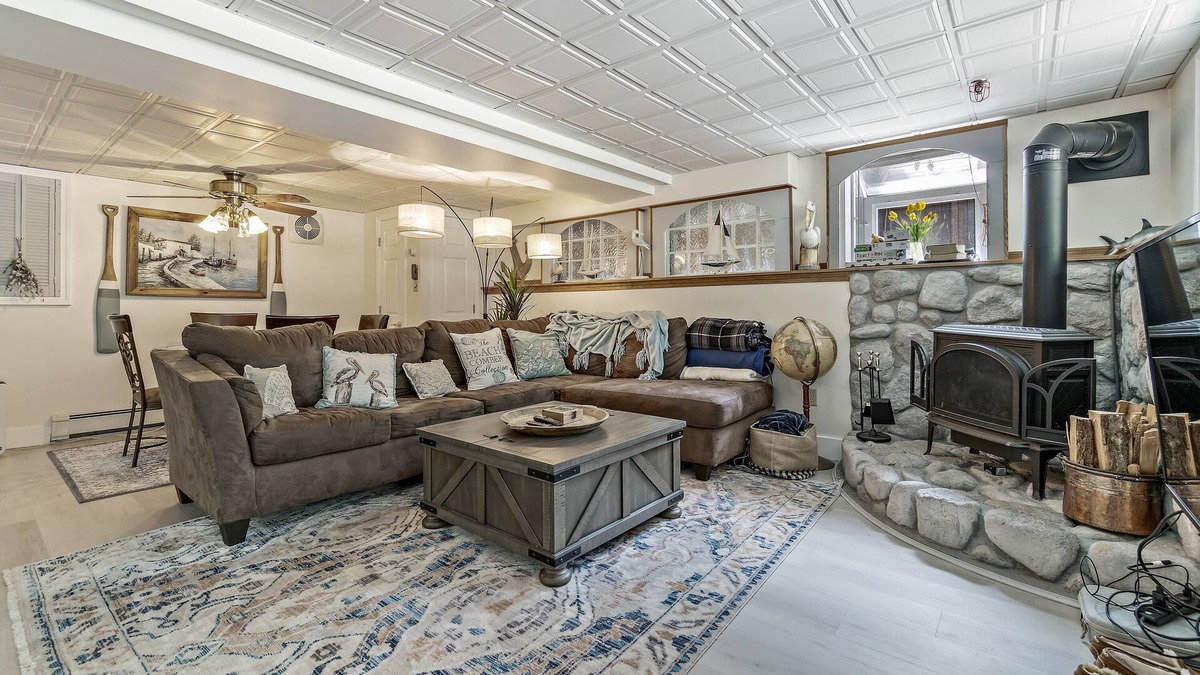 South Berwick Apartment | Cozy, coastal apartment- 5 mi to Ogunquit beach!