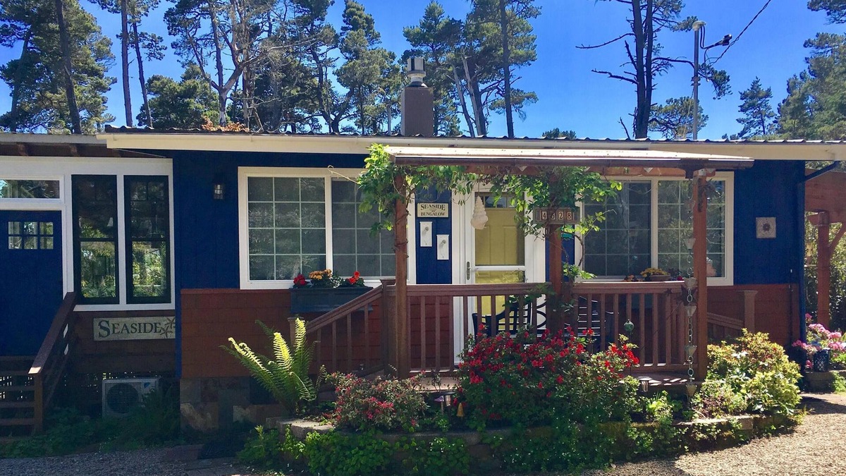 Florence Cottage | Cozy Coastal Cottage. Perfect couple Getaway.