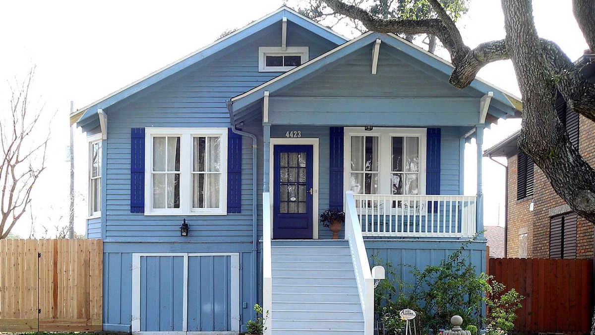 Galveston Cottage | Cozy Coastal Cottage 5 minutes from the Seawall. Fenced yard with chicken coop