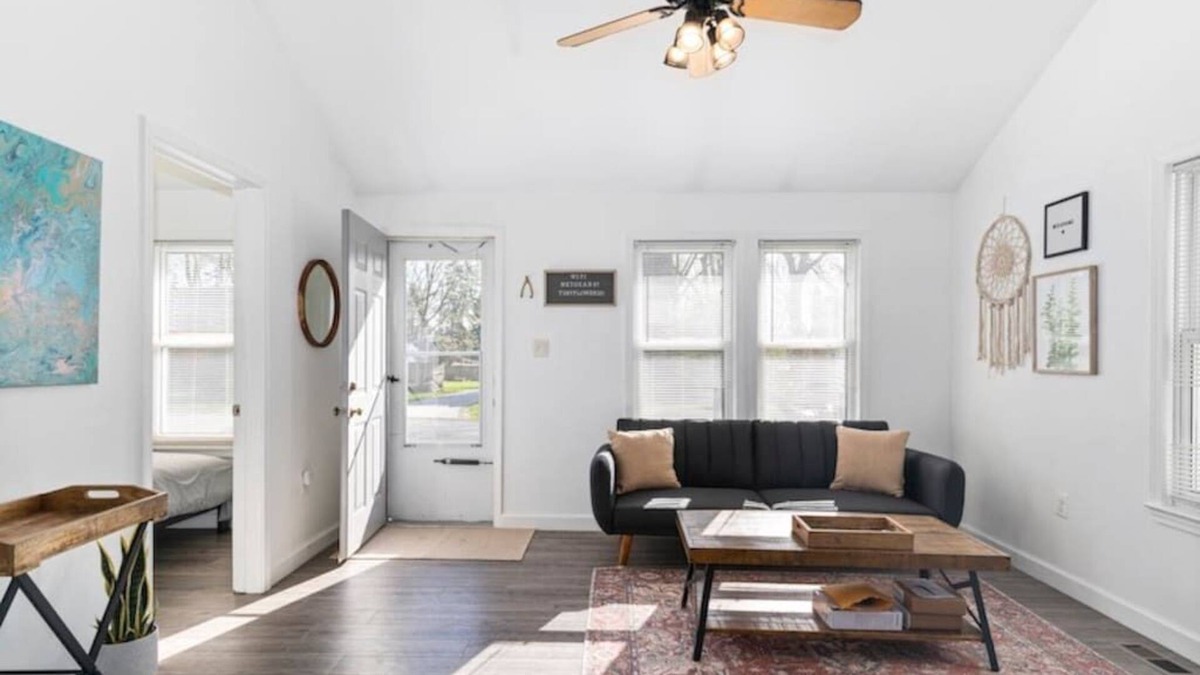 Southfield House | Cozy Cocoon w/ Vast Fenced Backyard in Southfield