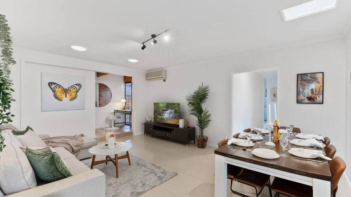 Robertson House | Cozy Comfort: 4BR near Malls and Transport!