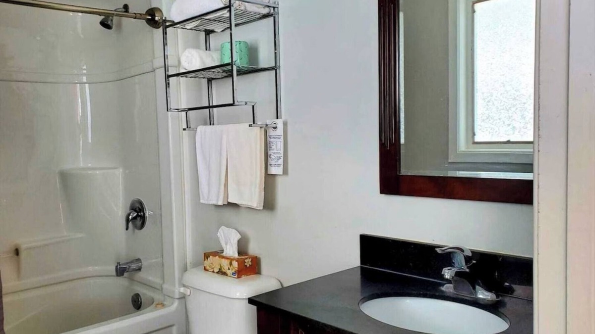 Wiarton Apartment | Cozy Comfort Double Room 04– Peninsula Motel, Minutes from Wiarton Waterfront