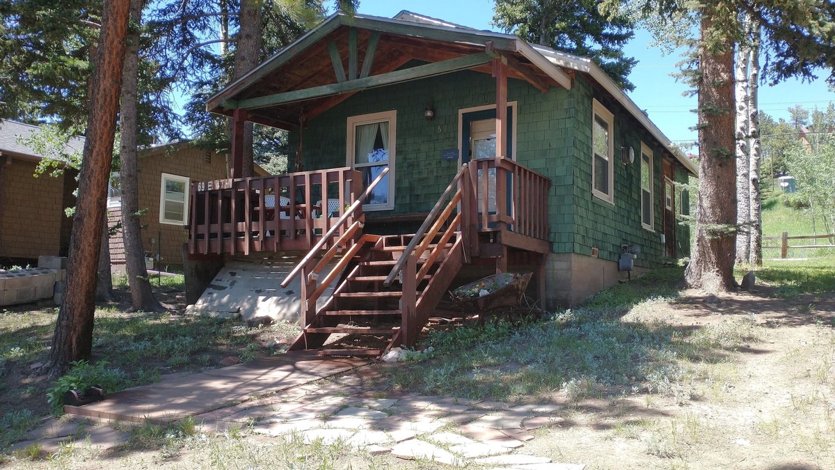 Nederland Cabin | Cozy & Comfortable 1BD Cabin In Nederland ~ Walk to Downtown, Trails & RTD Bus