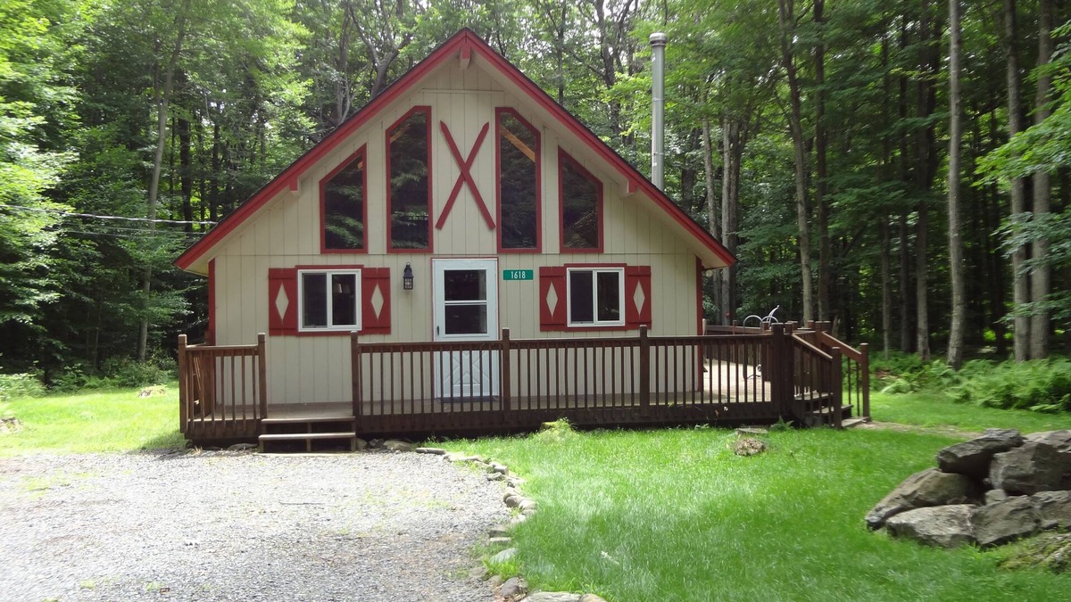 Locust Lake Village Ski Chalet | Cozy, Comfortable and Clean! 3bdr Chalet Walk to Beach and Game Lands.