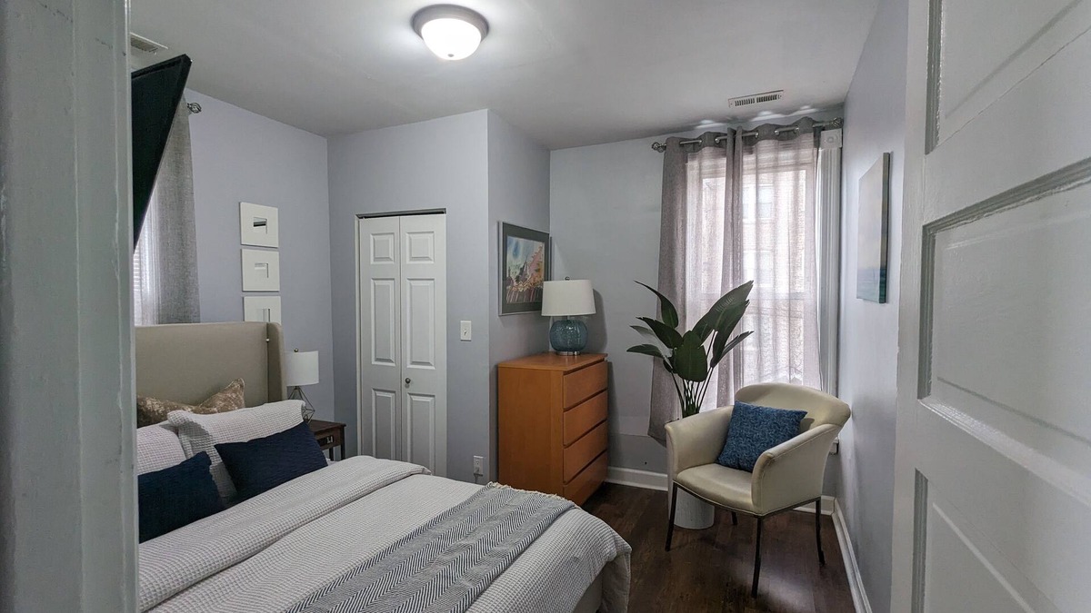 Oak Park Apartment | Cozy, Comfortable and Convenient apartment. Close to everything!