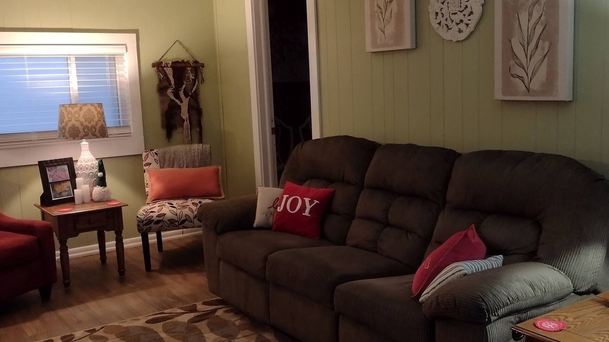 Akron Cottage | Cozy, comfortable and close to Cleveland-Canton-Skiing & Cuyahoga Natl. Park