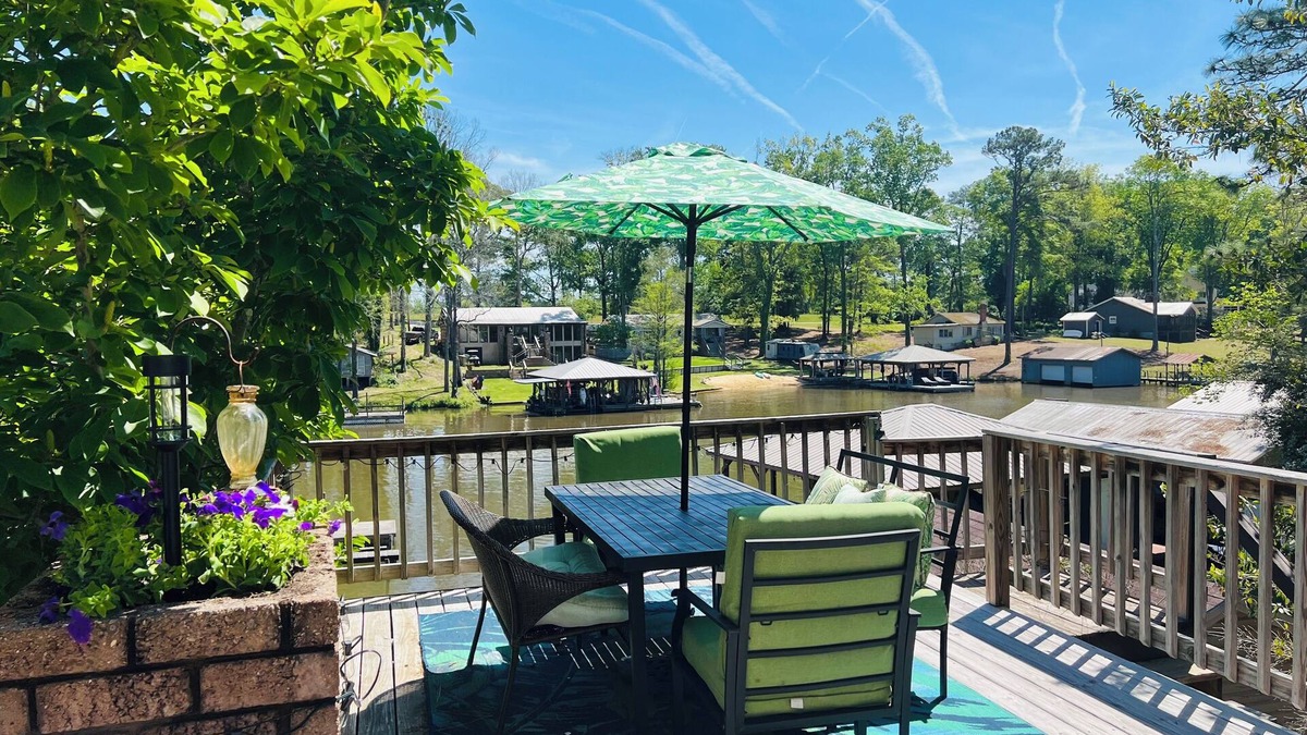 Cordele House | Cozy, comfortable Lakehouse getaway - Sleeps 10! WiFi, Private Dock