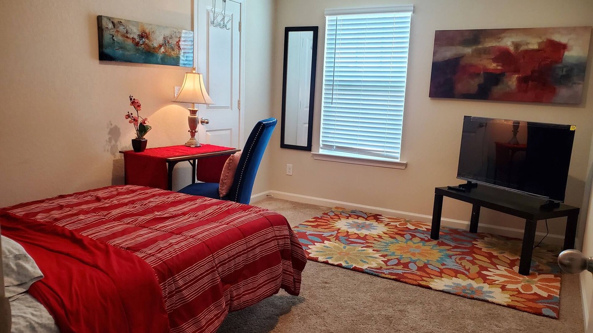 Cartersville House | Cozy & comfortable room in Cartersville! Nearby Hyundi plant, Piedmont Hospital