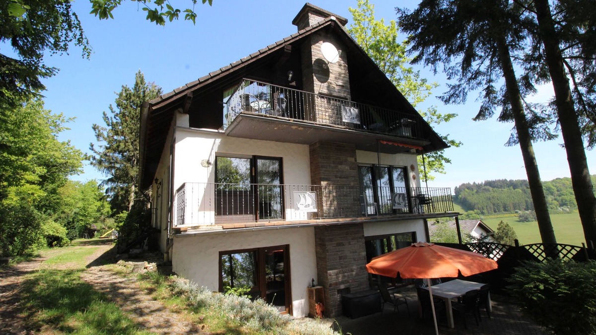Immerath Apartment | Cozy, comfortably furnished apartment for up to 7 people with balcony