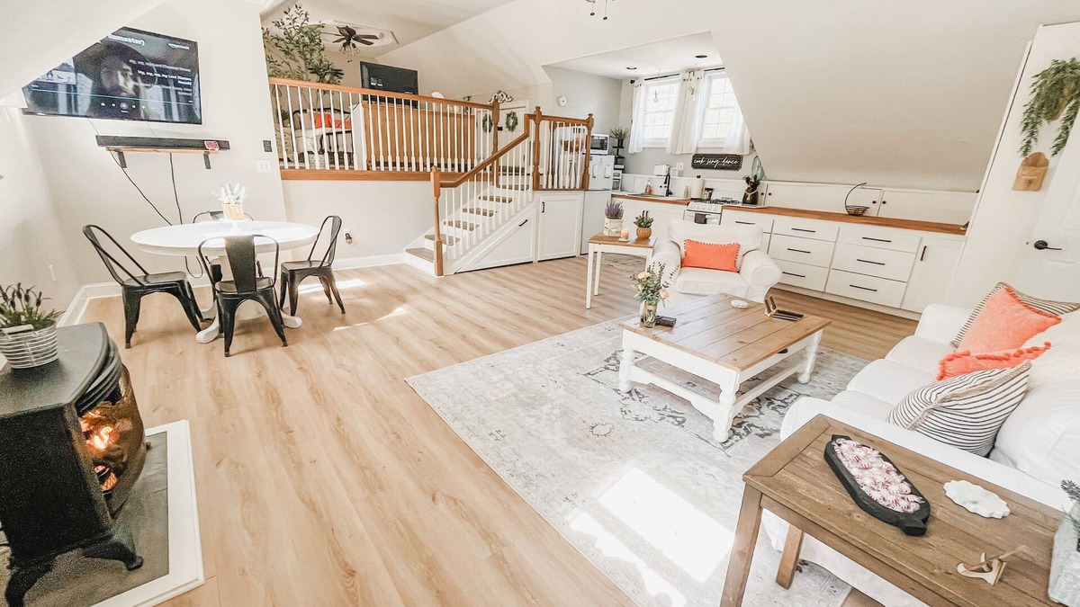 Higganum Apartment | Cozy Comforts! Country living at its finest - just 10 min to downtown Middletown