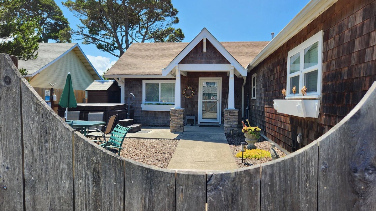 Seaside House | Cozy & Comfy, 1 Blk to Beach & 2 Blks to Promenade, Hot Tub, Firepit, BBQ