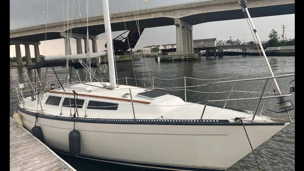 Belmar Boat Rental | Cozy, Comfy and Quaint Black Sailboat