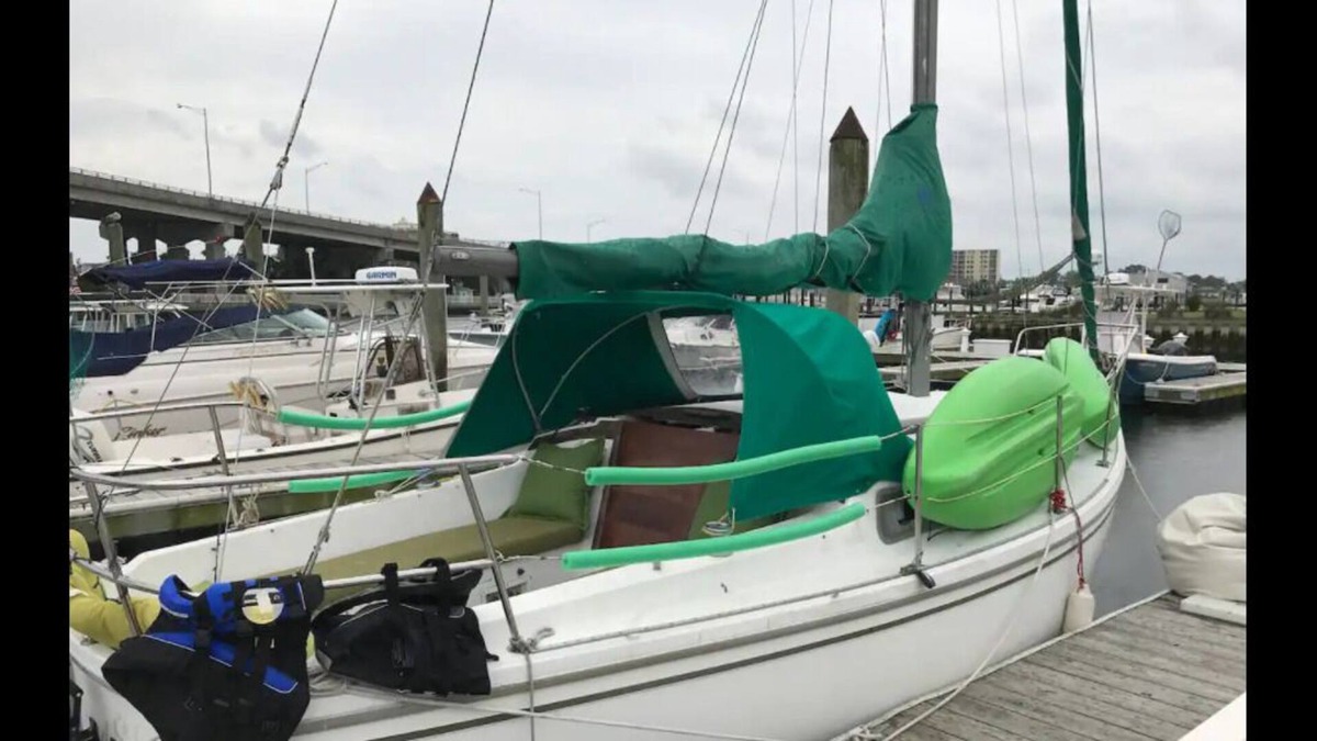Belmar Boat Rental | Cozy, Comfy And Quaint Green Sailboat