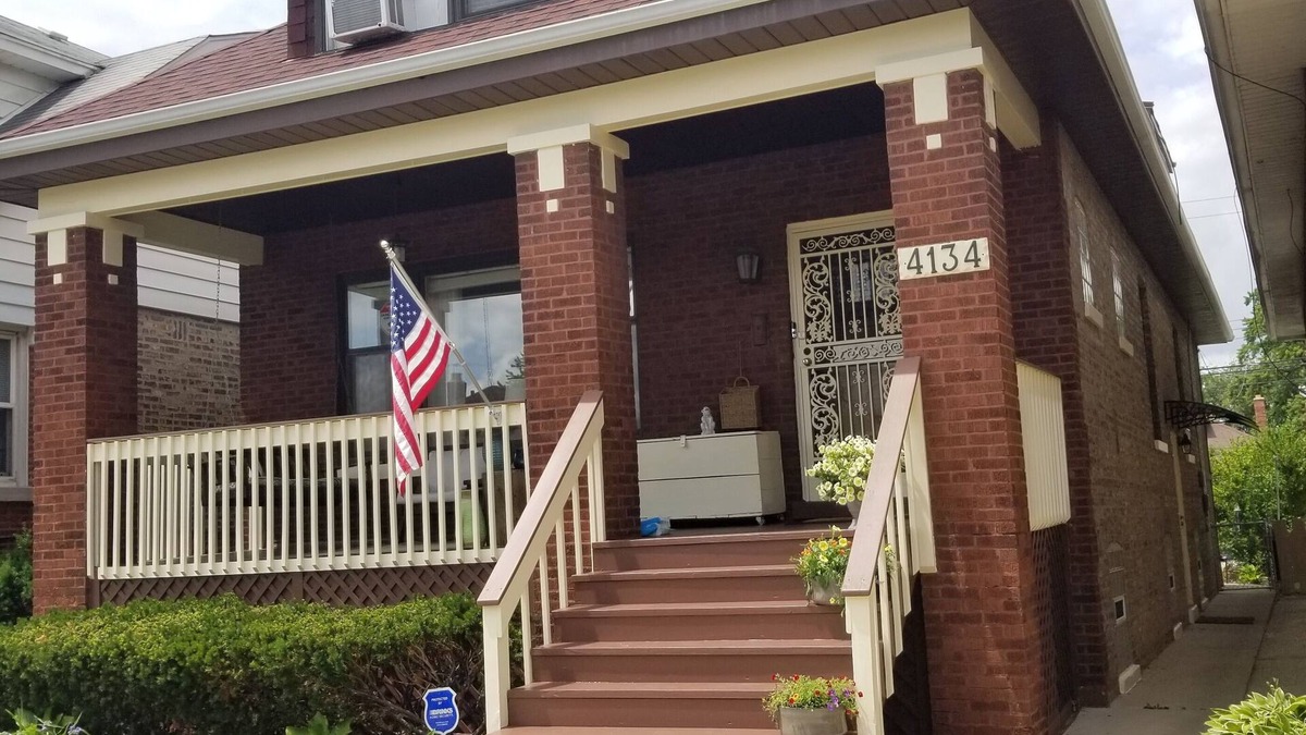Chicago Apartment | Cozy Comfy Clean 420 Compliant FREE Parking QUIET Neighborhood A GUEST FAVORITE!